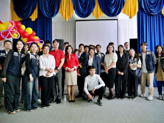 지난 15일(현지시간) 키르기스스탄 비슈케크 지역에 위치한 ‘앗바시 학교(At-bashi School)’에서 티웨이항공 임직원 자원봉사단이 교육 환경 개선 및 재능 기부 봉사활동 후 학생들과 함께 기념사진을 촬영하고 있다. (사진=티웨이항공)