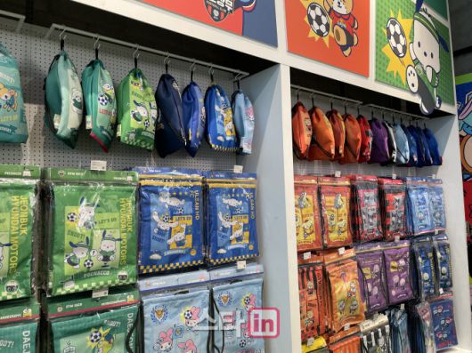 24일 서울 무신사 스토어 성수@대림창고에서 열린 ‘K리그X산리오캐릭터즈’ 팝업 스토어에 진열된 상품. 사진=허윤수 기자