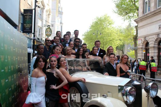 뮤지컬 ‘위대한 개츠비’ 웨스트엔드 프로덕션 공연 출연진들이 24일(현지시간) 런던 콜리세움 극장 앞에서 진행된 개막 레드카펫에 참석해 기념 사진을 촬영하고 있다.(사진=김현식 기자)