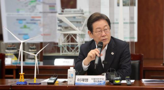 이재명 제21대 대통령 선거 더불어민주당 경선 후보가 24일 전북 김제시 새만금33센터에서 열린 전북 미래에너지 현장 간담회에 참석해 인사말을 하고 있다.(사진=전북사진기자단)