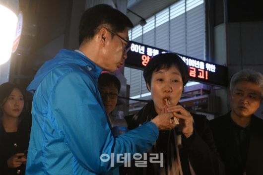 김경수 제21대 대통령 선거 더불어민주당 경선 후보가 22일 오전 광주 서구 양동시장에서 아내 김정순 여사에게 동태전을 먹여주고 있다.(사진=뉴시스)