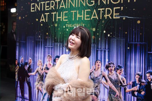 방송인 장영란이 24일(현지시간) 런던 콜리세움 극장 앞에서 열린 뮤지컬 ‘위대한 개츠비’ 웨스트엔드 프로덕션 공연 개막 레드카펫에 참석해 기념사진을 촬영하고 있다.(사진=김현식 기자)