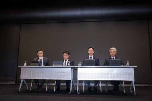 (왼쪽부터) 이종훈 인프라전략본부장, 홍승태 고객가치혁신실장, 배병찬 이동통신(MNO) 인공지능 전환(AT)본부장, 윤재웅 마케팅전략본부장이 기자들과 질의응답을 하고 있다.(사진=SKT)