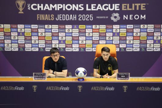 (왼쪽부터)이정효 감독과 헤이스. 사진=한국프로축구연맹