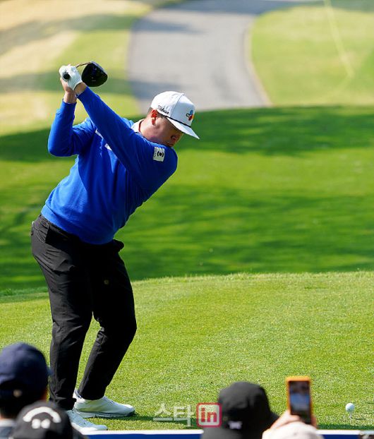 임성재가 15번홀에서 티샷을 하는 순간 팬들이 휴대전화로 영상을 찍고 있다. (사진=이데일리 골프in 김상민 기자)