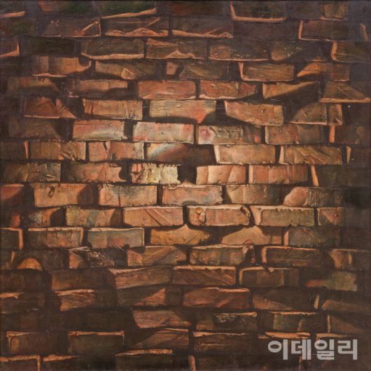 이석주의 ‘벽’(1977). 1970년대 한국 현대회화의 분기점을 만들며 ‘한국 극사실주의 1세대’란 타이틀을 만든 초기작이다. 하지만 작가의 극사실회화는 이후 세대가 진행한 극한 묘사 위주의 재현회화와는 결을 달리했다. 형체 이면에 현실을 박아내는 일, 그거였다. 꽉 막힌 벽 앞에 선 듯한 답답함, 청년작가의 그 암담한 미래가 ‘벽’ 연작의 ‘현실’이다. 캔버스에 아크릴릭 물감, 130×130㎝. 국립현대미술관 소장.