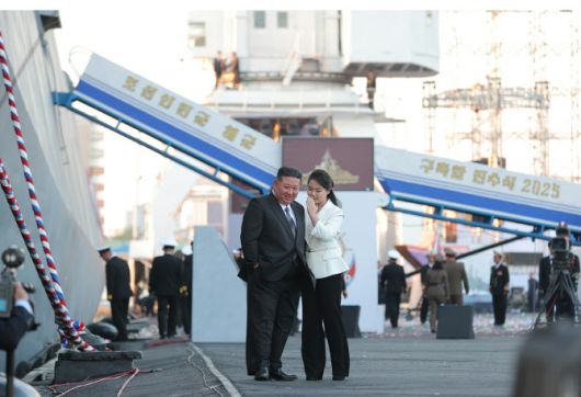 (평양 노동신문=뉴스1) = 북한 노동당 기관지 노동신문은 26일 “김정은 동지를 모시고 새로 건조한 구축함 진수 기념식이 조선혁명의 첫무장력의 창건일인 뜻깊은 지난 25일 남포조선소에서 성대히 진행됐다”라고 보도했다. 신형 구축함은 5000톤(t)급으로, 북한은 이를 ‘최현급’으로 등급 분류했다.