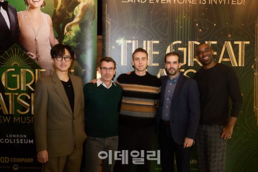 뮤지컬 ‘위대한 개츠비’ 웨스트엔드 프로덕션 공연 창작진과 주연 배우 제이미 무스카토. 왼쪽부터 신춘수 프로듀서, 제이슨 하울랜드, 제이미 무스카토, 마크 부르니, 도미니크 켈리(사진=오디컴퍼니)