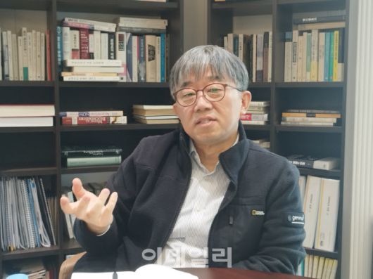 박웅양 지니너스 대표 겸 삼성서울병원 유전체연구소장이 지난 2월 서울 송파구 정의로에 위치한 본사에서 이데일리와 인터뷰 중이다. (사진=김지완 기자)