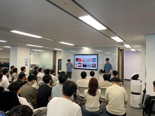 딥파인 임직원들이 회의를 진행하는 모습. (사진=딥파인)