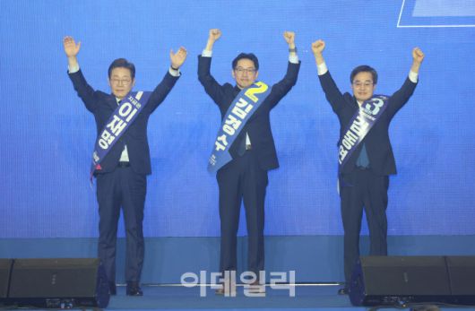 [이데일리 노진환 기자] 더불어민주당 제21대 대통령선거 후보자 선출을 위한 수도권·강원·제주 합동 연설회가 27일 경기도 고양시 일산 킨텍스 제2전시장에서 열렸다. 이재명, 김경수, 김동연 경선 후보가 지지자들에게 손을 들어 인사하고 있다.