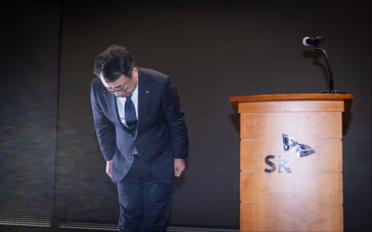 유영상 SK텔레콤 대표가 지난 25일 서울 중구 SKT타워에서 고객 정보 보호조치 강화 설명회를 열고 SK텔레콤 이용자 유심정보 관리 서버 해킹에 대해 고개 숙여 사과하고 있다. (사진=SKT)