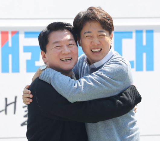 국민의힘 안철수 대선 경선 후보와 개혁신당 이준석 대선 후보가 25일 경기도 성남시 판교역 앞 광장에서 열린 인공지능(AI) 관련 ‘미래를 여는 단비토크’에서 만나 포옹하고 있다.