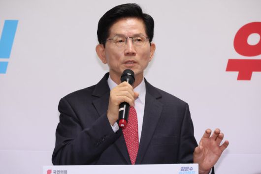 국민의힘 김문수 대선 경선 후보가 18일 서울 여의도 선거사무소에서 기업하기 좋은 대한민국 만들기를 주제로 경제 분야 공약을 발표하고 있다. (사진=연합뉴스)