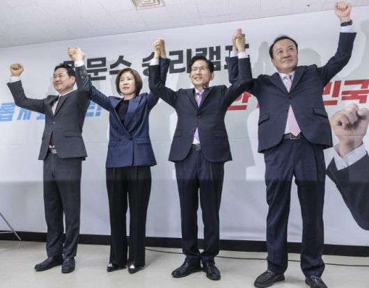 김문수 국민의힘 대선 예비후보가 28일 서울 여의도 자신의 캠프 사무실에서 김 후보 지지를 선언한 국민의힘 김미애 의원과 이미 캠프에 합류한 의원들과 손을 들어 기념 촬영하고 있다. (왼쪽부터) 국민의힘 장동혁, 김미애, 김 후보, 엄태영 의원. (사진=연합뉴스)