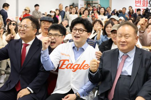 한동훈 국민의힘 대선 예비후보가 28일 오전 국민의힘 대전시당을 찾아 당원 간담회를 마친 뒤 기념사진을 찍고 있다. (사진=연합뉴스)