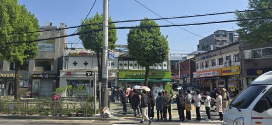 서울 동대문구 전농동 T월드 매장앞에 유심교체 대기 줄이 길게 늘어 선 모습(사진=독자제공)