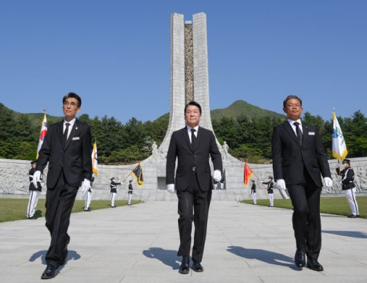 안철수 국민의힘 대선 예비후보가 28일 국립대전현충원에서 참배를 마친 뒤 이동하고 있다. (사진=안철수 캠프)