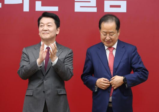 29일 서울 여의도 국민의힘 당사에서 열린 제21대 대통령 후보자 국민의힘 3차 경선 진출자 발표 행사에서 진출에 실패한 안철수(왼쪽)·홍준표 후보가 진출 후보의 소감을 듣고 있다. (사진 = 국회기자단)