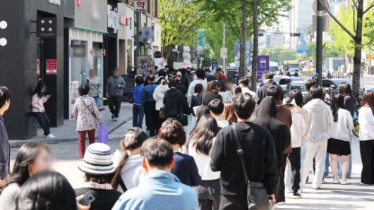 가입자 유심(USIM) 정보를 탈취당한 SK텔레콤이 유심 무료교체 서비스를 시작한 28일 경기도 수원시 한 SK텔레콤 PS&M 직영점에서 시민들이 유심 교체를 위해 줄을 서 차례를 기다리고 있다. (사진=연합뉴스)