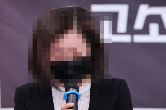 29일 서울 중구 프레스센터 언론노조 회의실에서 열린 143엔터테인먼트 B 대표의 강제추행 사건 고소 기자회견에서 피해자 어머니가 입장을 밝히고 있다. (사진=뉴스1)