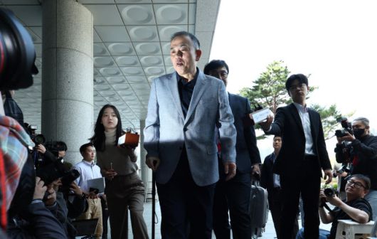 29일 ‘정치 브로커’ 명태균 씨(사진 가운데)가 서울 서초구 서울고검으로 들어서는 모습 (사진=연합뉴스)