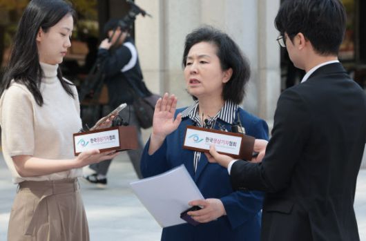 29일 김영선 전 국민의힘 의원이 윤석열 전 대통령 부부와 구(舊)여권 정치인 다수가 연루된 공천 개입·여론조사 의혹 관련 조사를 받기 위해 참고인 신분으로 서초구 서울고검으로 들어서며 취재진 질문에 답하고 있다. (사진=연합뉴스)