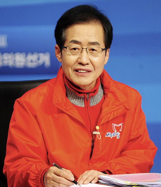2012년 홍준표 동대문을 후보가 토론을 준비하고 있다. (사진=뉴시스)