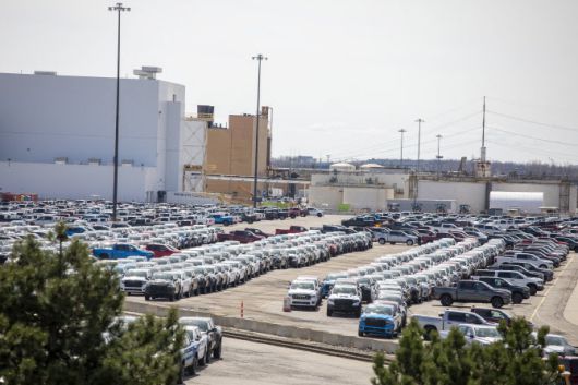 4일 미시간주 스털링 하이츠에 위치한 스텔란티스 스털링 하이츠 조립 공장 부지에 스텔란티스 차량들이 주차되어 있다. 스텔란티스는 도널드 트럼프 대통령이 수입 자동차 및 자동차 부품에 부과한 관세가 발효됨에 따라, 스털링 스탬핑 플랜트를 포함한 미국 내 여러 금속가공 및 파워트레인 공장에서 약 900명의 미국 직원을 일시 해고할 것이라고 발표한 바 있다.(사진=게티이미지)