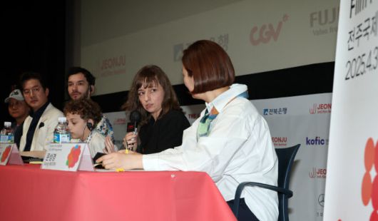 제26회 전주국제영화제 개막일인 30일, 전북 전주시 완산구 전주디지털독립영화관에서 열린 콘티넨탈 ‘25 개막작 기자회견에서 에스테르 톰파 배우(오른쪽 두번째)가 기자들의 질문에 답하고 있다.(사진=연합뉴스)