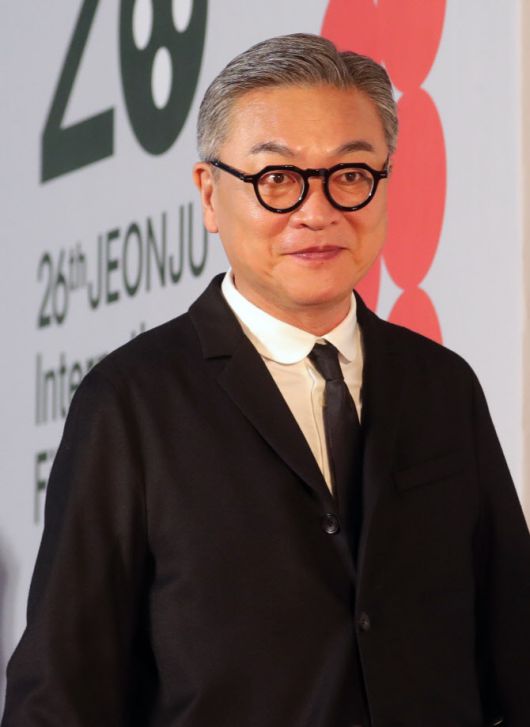 배우 김의성이 30일 전북자치도 전주시 한국소리문화의전당에서 열린 제26회 전주국제영화제 개막식 레드카펫을 걷고 있다.(사진=뉴스1)