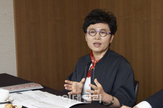 윤소영 한국문화관광연구원 연구위원은 정책에서 소외된 ‘신중년’을 위해 커뮤니티 기반의 문화예술 교육 프로그램이 필요하다고 강조했다. (사진=한국문화예술교육진흥원)