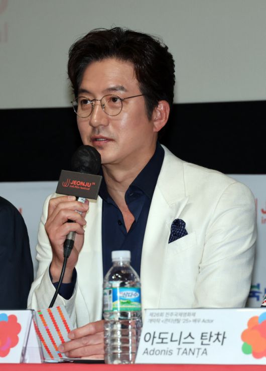 제26회 전주국제영화제 개막일인 30일, 전북 전주시 완산구 전주디지털독립영화관에서 열린 콘티넨탈 ‘25 개막작 기자회견에서 정준호 집행위원장이 개막작을 소개하고 있다. (사진=연합뉴스)