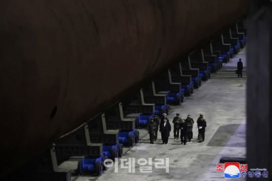 김정은 북한 국무위원장이 핵추진 잠수함 건조 실태를 시찰했다고 조선중앙통신이 지난 3월8일 보도했다. [조선중앙통신=연합뉴스 제공]