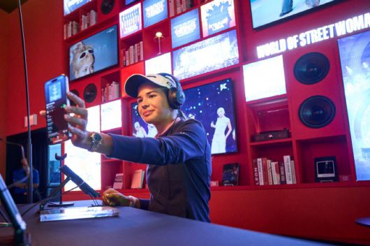 K팝 즐기는 트럼프.(사진=CJ그룹 제공)