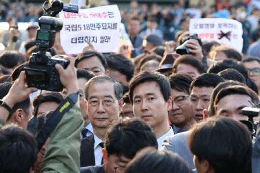 2일 오후 광주 북구 국립5ㆍ18민주묘지를 찾은 한덕수 전 국무총리가 시민들에 막혀 있는 모습. (사진=연합뉴스)