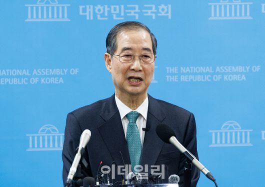 [이데일리 방인권 기자] 한덕수 전 국무총리가 2일 서울 여의도 국회 소통관에서 대선 출마 선언을 마친 뒤, 취재진의 질의에 답하고 있다.