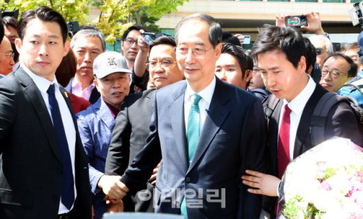 [이데일리 방인권 기자] 한덕수 전 국무총리가 2일 서울 여의도 국회 소통관에서 대선 출마 선언을 마친 뒤, 국회를 나서고 있다.