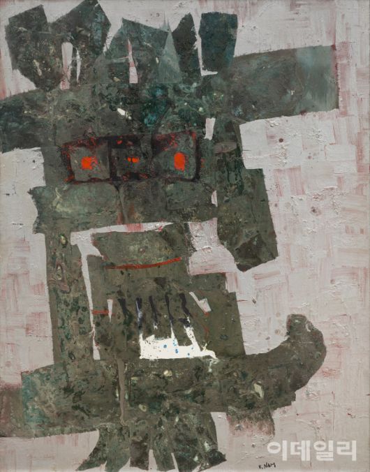 남관의 ‘태고’(1967). 프랑스로 이주한 뒤 동양 정서, 고대 전설 등을 교차하며 현대적 추상에 집요하게 빠져들던 시기의 대표작이다. 가라앉은 무채색, 그 사이에 찍힌 색점이 눈처럼, 얼굴처럼 보인다. 얼핏 신라시대 왕관의 형상도 떠오른다. 엉겨붙은 저 흔적 뒤론 작가가 겪은 ‘전쟁의 기억’이 녹아 있다. 이 시절을 돌아보며 “코도 눈도 입도 제자리에 붙어 있지 않은 일그러진 상, 동양의 옛 고적에 새겨진 이끼 덮인 읽을 수 없는 문자들이 내 머리를 꽉 채운다”고 했더랬다. 캔버스에 유화 물감, 146×114㎝. 국립현대미술관 소장.