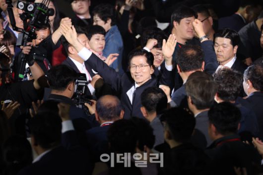 [이데일리 이영훈 기자] 김문수 국민의힘 대선 경선 후보가 3일 경기 고양시 킨텍스에서 열린 국민의힘 최종 대선 후보 선출을 위한 전당대회에 입장하고 있다.