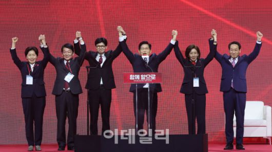 [이데일리 이영훈 기자] 김문수 국민의힘 대선 후보가 3일 경기 고양시 킨텍스에서 열린 국민의힘 최종 대선 후보 선출을 위한 전당대회에서 당선되자 대통령 후보 수락연설을 하며 경선 후보자들과 손을 맞잡고 있다.