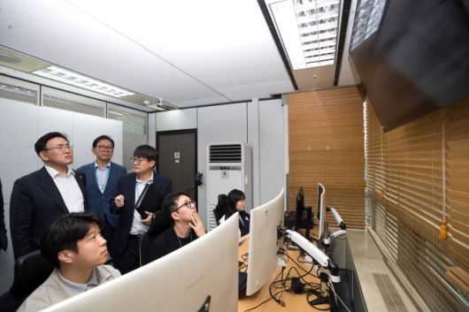 유상임 과학기술정보통신부 장관이 3일 오전 서울 송파구 한국인터넷진흥원 인터넷침해대응센터를 방문해 이상중 한국인터넷진흥원장과 이동근 디지털위협대응본부장으로부터 통신사 사고분석 진행상황에 대해 설명 듣고 있다. 사진=과기정통부