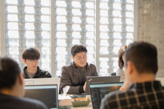 한국딥러닝 직원들이 회의하는 모습. (사진=한국딥러닝)