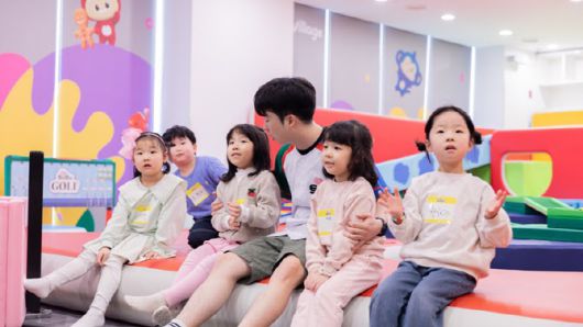 마이다스 호텔&리조트에서 어린이들이 교육 프로그램에 참여하고 있다. (사진=대교)