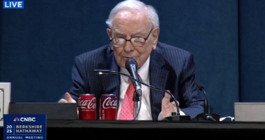 워런 버핏 버크셔 해서웨이 회장이 3일(현지시간) 네브래스카 오마하에서 열린 연례 주주총회에서 발언하고 있다. (사진=CNBC 캡처)