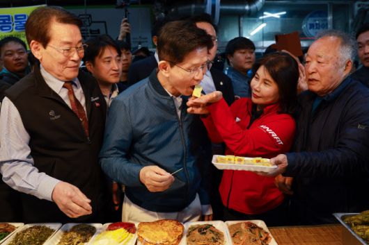 국민의힘 김문수 대선 후보가 4일 경기도 의정부제일시장을 방문해 반찬가게에서 계란말이를 먹어보고 있다.(사진=연하뷴스)