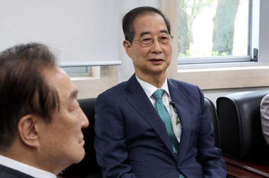 대선 출마를 선언한 한덕수 전 국무총리가 3일 오후 서울 영등포구 여의도 국회 헌정기념관에서 정대철 헌정회장을 예방하고 있다. (사진 = 뉴시스)