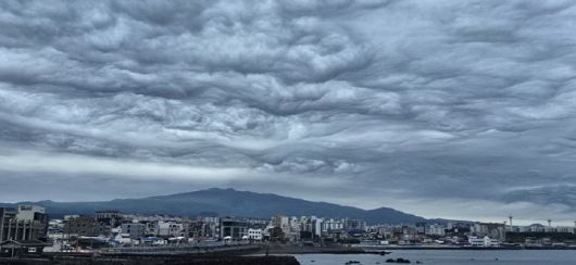 5일 오후 제주시 삼양동에서 본 한라산 위 구름의 모습 (사진=연합뉴스)