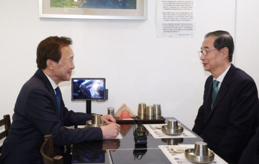 한덕수 무소속 대선 예비후보와 손학규 전 바른미래당 대표가 5일 서울 종로구 한 식당에서 만찬 회동을 하고 있다. (사진=공동취재)