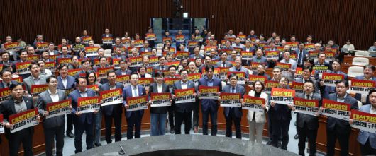 더불어민주당 의원들이 4일 국회에서 열린 긴급 의원총회에서 대법원 규탄 팻말을 들고 구호를 외치고 있다. 민주당조희대 대법원장과 대법원을 향해 “대선개입”, “정치판결”, “사법쿠데타”, “내란세력 부활시도”, “제2의 내란시도”라고 강하게 비판했다. (사진=연합뉴스)